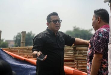 Mas Pj Wali Kota Mojokerto meninjau aliran sungai jelang musim hujan.(dokumen Kominfo)