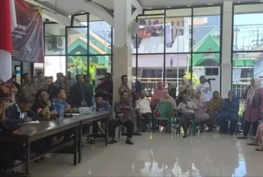 Mediasi protes beras CSR PT Smelting antara warga dengan Forkopimcam Manyar dan Pemdes di Balai Desa Roomo. (blok-a.com/ivan)
