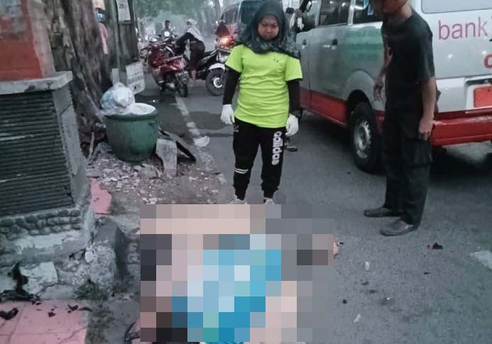 Korban meninggal dunia ditempat setelah menabrak tembok penyangga PJU.(dokumen relawan)