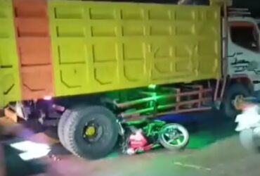 Kendaraan Sepeda motor korban masuk ke kolong truk dan terseret.(dokumen warga)