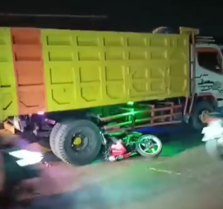 Kendaraan Sepeda motor korban masuk ke kolong truk dan terseret.(dokumen warga)