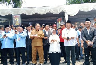 Pelepasan burung Merpati pada deklarasi Pemilu damai di Kantor KPU Kabupaten Jombang.(Blok-a.com/Syahrul Wijaya)
