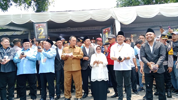 Pelepasan burung Merpati pada deklarasi Pemilu damai di Kantor KPU Kabupaten Jombang.(Blok-a.com/Syahrul Wijaya)