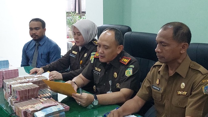Nana Riana Kajari Gresik (tengah) saat konferensi pers penyelamatan kerugian Negara.