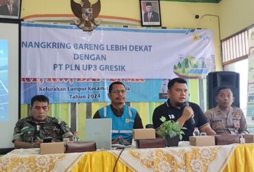 Lurah Eka Prapangasta (tengah kanan) Manager PLN ULP Giri Hari Purnomo (tengah kiri) dalam sosialisasi di ruang pertemuan kelurahan Lumpur, Gresik. (blok-a.com/ivan)
