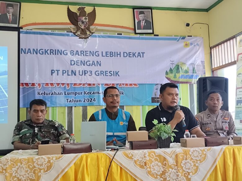 Lurah Eka Prapangasta (tengah kanan) Manager PLN ULP Giri Hari Purnomo (tengah kiri) dalam sosialisasi di ruang pertemuan kelurahan Lumpur, Gresik. (blok-a.com/ivan)