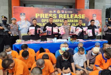 Satreskoba Polres Gresik ungkap kasus peredaran narkoba di depan Mapolres Gresik. (blok-a.com/ivan)