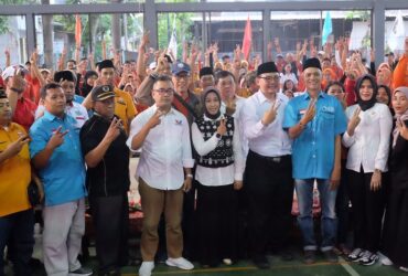 Ning Ita - Cak Sandi saat menyampaikan visi dan misi dihadapan pendukungnya dari partai politik non parlemen.(Blok-a.com/Syahrul Wijaya)