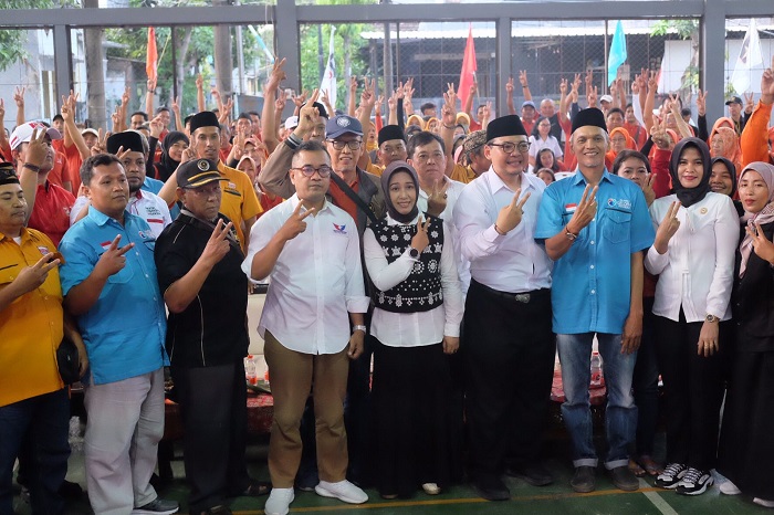 Ning Ita - Cak Sandi saat menyampaikan visi dan misi dihadapan pendukungnya dari partai politik non parlemen.(Blok-a.com/Syahrul Wijaya)