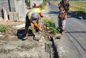 Proses penutupan lubang yang sudah menelan banyak korban terperosok.(Blok-a.com/Syahrul Wijaya)