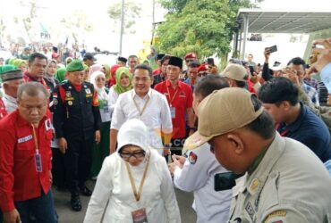 Pasangan Mundjidah - Sumrambah saat tiba di Kantor KPU Kabupaten Jombang.(Blok-a.com/Syahrul Wijaya)