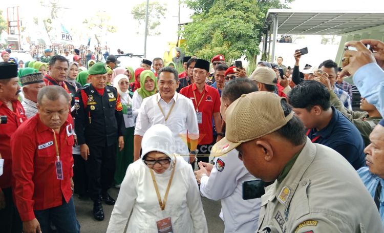 Pasangan Mundjidah - Sumrambah saat tiba di Kantor KPU Kabupaten Jombang.(Blok-a.com/Syahrul Wijaya)