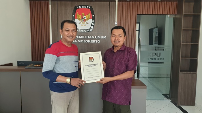 Divisi teknis KPU kota Mojokerto menerima perbaikan berkas pendaftaran dari salah satu bakal calon Wali Kota Mojokerto.(Blok-a.com/Syahrul Wijaya)