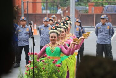 Bupati Mojokerto Ikfina pimpin kirab pataka jer basuki mawa beya.(Blok-a.com/Syahrul Wijaya)