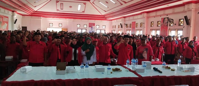 Foto bersama Paslon Bupati dan Wakil Bupati Magetan Sujatno-Ida, Dewan Kehormatan PDIP Jatim Kanang Budi Sulistyono bersama seluruh Kader DPC PDIP Magetan.