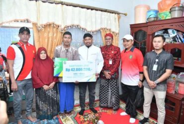 Bupati Sumenep Achmad Fauzi menyalurkan JKM BPJS Ketenagakerjaan untuk keluarga penerima manfaat.