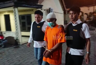 Pelaku pencabulan saat digelandang petugas kepolisian Mapolres Mojokerto Kota.(Blok-a.com/Syahrul Wijaya)