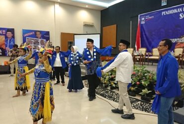 Pasangan bakal calon wali kota dan wakil wali kota Mojokerto ikut menari bersama.(Blok-a.com/Syahrul Wijaya)