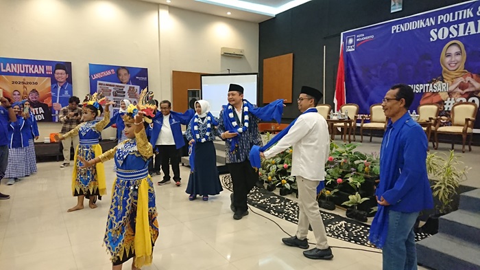 Pasangan bakal calon wali kota dan wakil wali kota Mojokerto ikut menari bersama.(Blok-a.com/Syahrul Wijaya)