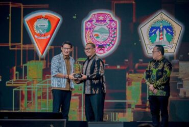 Menparekraf Sandiaga Uno menyerahkan penghargaan Apresiasi Daerah Peduli Inovasi Ekonomi Kreatif dan Pariwisata dari Kompas TV kepada Sekda Kabupaten Gresik Achmad Washil.