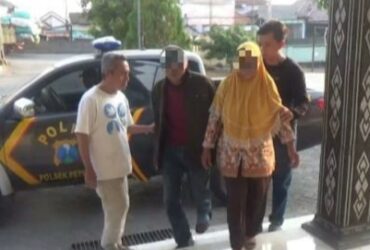 Pasutri yang tertangkap mencopet di pasar Peterongan Jombang.(blok-a.com/Syahrul Wijaya)