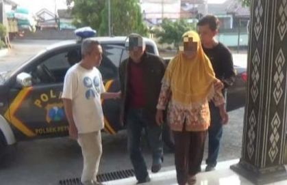 Pasutri yang tertangkap mencopet di pasar Peterongan Jombang.(blok-a.com/Syahrul Wijaya)