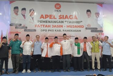 Pasangan Calon Bupati-Wakio Bupati Pamekasan RB Fattah Jasin - Ahmad Mujahid Ansori bersama Ketua DPD Partai PKS Abdullah dan Ketua DPW PKS Irwan Setiawan saat acara Apel Siaga Kader PKS di Aula Hotel Cahaya Berlian Pamekasan, Jumat (13/09/2024).