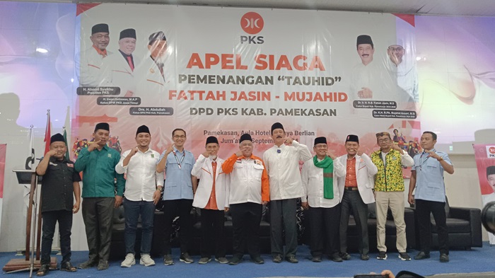 Pasangan Calon Bupati-Wakio Bupati Pamekasan RB Fattah Jasin - Ahmad Mujahid Ansori bersama Ketua DPD Partai PKS Abdullah dan Ketua DPW PKS Irwan Setiawan saat acara Apel Siaga Kader PKS di Aula Hotel Cahaya Berlian Pamekasan, Jumat (13/09/2024).