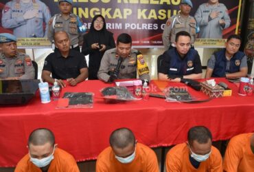 Wakapolres Gresik Kompol Danu Anindhito saat gelar Press Realese di Loby Mapolres Gresik. (blok-a.com/ivan)
