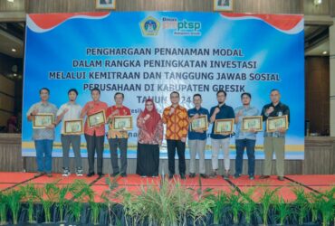 Plt Bupati Gresik Hj. Aminatun Habibah (tengah) dalam acara penghargaan penanaman modal.