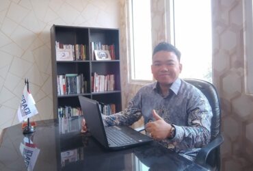 Sekjen. Komnas PA Jatim, Jaka Prima di kantornya.(blok-a.com/Syahrul Wijaya)