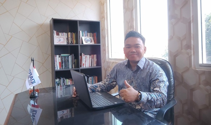 Sekjen. Komnas PA Jatim, Jaka Prima di kantornya.(blok-a.com/Syahrul Wijaya)