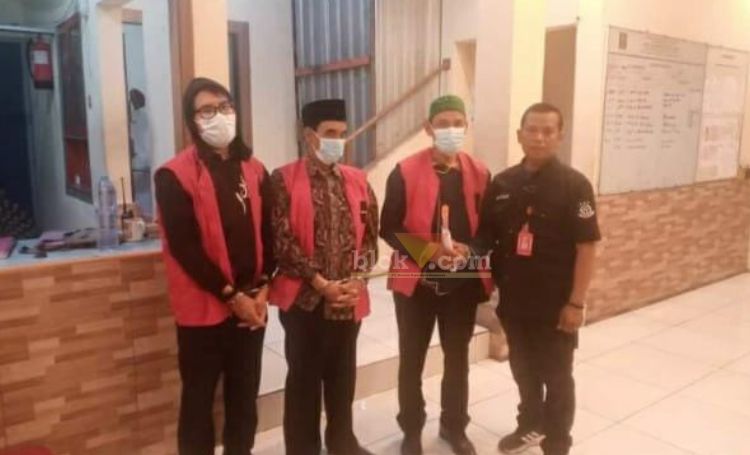 tersangka dugaan pidana korupsi pengadaan beras CSR langsung ditahan Kejari Gresik, Kamis (26/9/2024) malam.(blok-a.com/ivan)