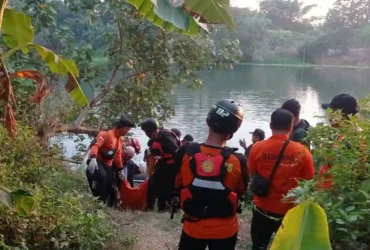 Tim SAR saat evakuasi korban di sungai Brantas (dokumen Tim SAR)