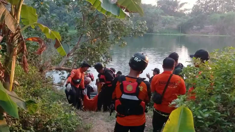 Tim SAR saat evakuasi korban di sungai Brantas (dokumen Tim SAR)