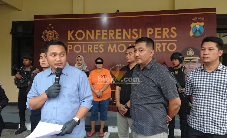 Pelaku penipuan saat di Mapolres Mojokerto.(Blok-a.com/Syahrul Wijaya)
