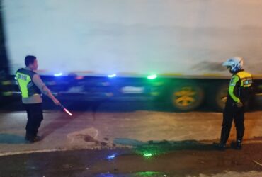 Petugas kepolisian sedang melakukan olah TKP kecelakaan di Jalan Raya Desa Ngrame, Kecamatan Pungging, Kabupaten Mojokerto.(dokumen Polsek)