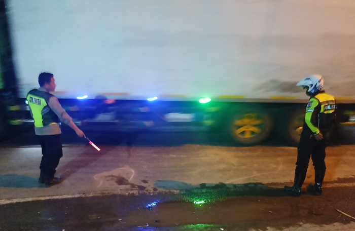 Petugas kepolisian sedang melakukan olah TKP kecelakaan di Jalan Raya Desa Ngrame, Kecamatan Pungging, Kabupaten Mojokerto.(dokumen Polsek)