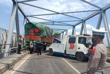 Truk gandeng yang menabrak pembatas jembatan.(dokumen Polsek)