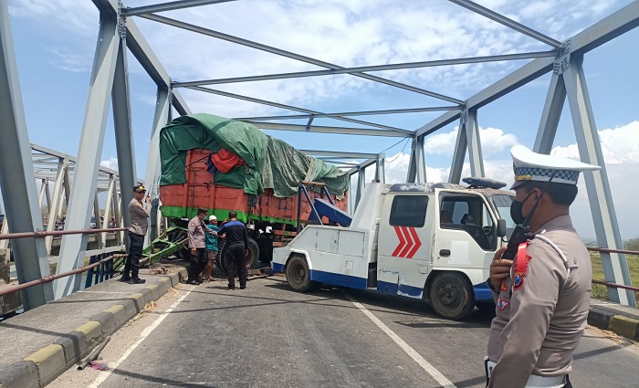 Truk gandeng yang menabrak pembatas jembatan.(dokumen Polsek)