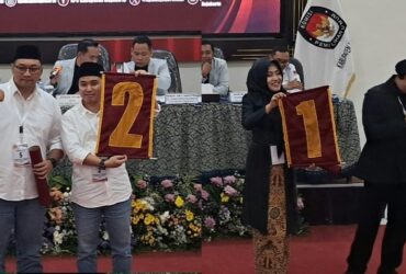 Pengundian nomor urut pasangan calon bupati dan wakil bupati Mojokerto.(Blok-a.com/Syahrul Wijaya)
