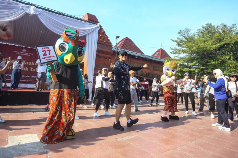 teks: Kirab Maskot Pilkada serentak KPU kota Mojokerto.(dokumen Kominfo)