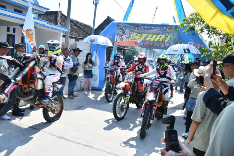 Pemberangkatan peserta trail jelajah bukit Sentono dalam rangka HUT TNI ke-79.(dokumen Kodim)