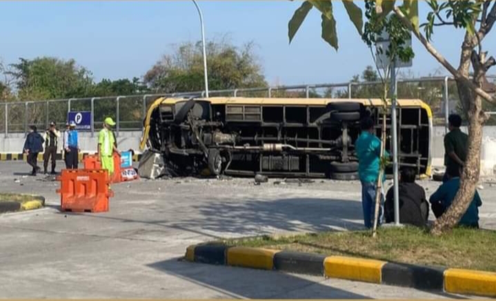 Bus rombongan SMA Negeri 1 Kedungwaru, Tulungagung terguling di KM 725 Tol Gresik.