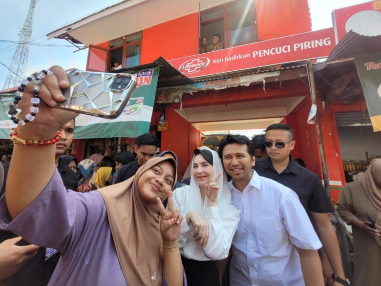 Cawagub Jatim Emil Dardak saat blusukan di Pasar Baru Kamal, Bangkalan.