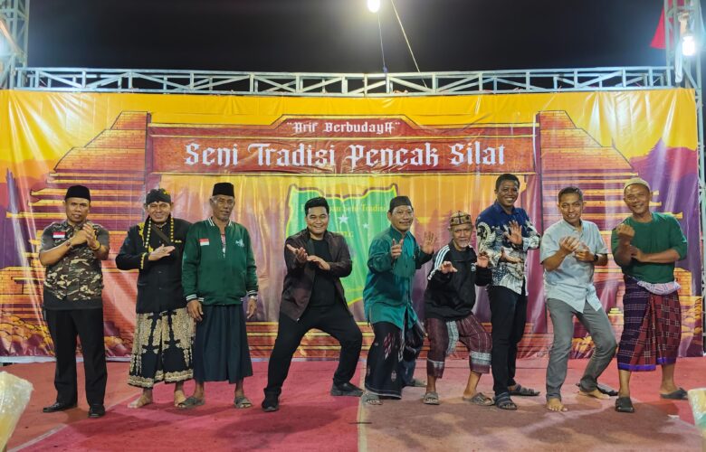 Teks foto : Syahrul Munir ketua DPRD Gresik (tengah) berpose bersama para pesilat di Festival Pencak Macan, Lumpur, Gresik. (blok-a.com/ivan)