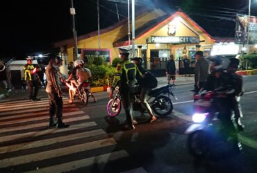 teks: Razia gabungan di depan Polsek Pacet Sabtu malam.(blok-a.com/Syahrul Wijaya)