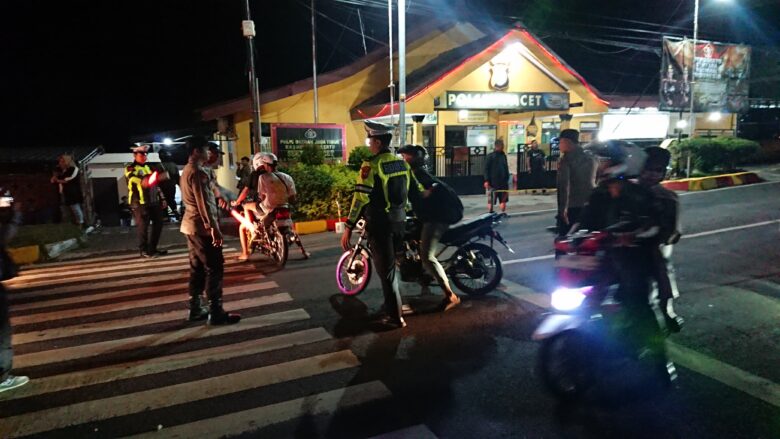 teks: Razia gabungan di depan Polsek Pacet Sabtu malam.(blok-a.com/Syahrul Wijaya)