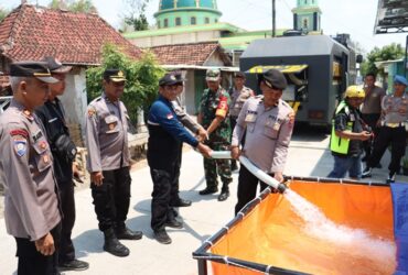 TNI-POLRI salurkan air bersih ke warga.(dokumen Polres)