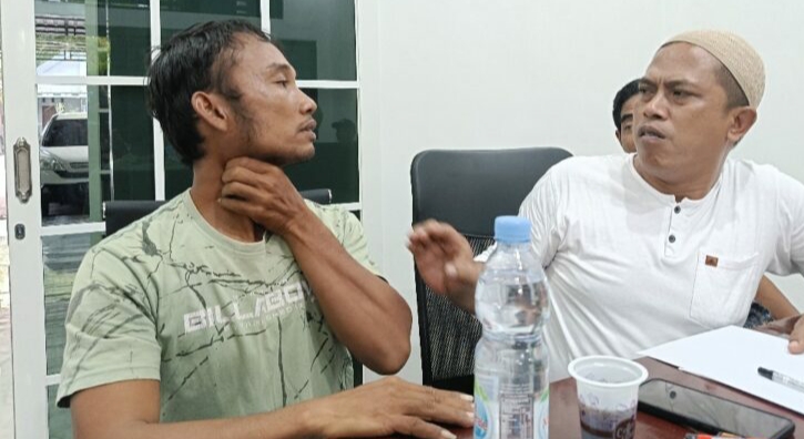 Operator excavator CV RF Bersaudara Muhamad Aris saat memberikan kesaksian kepada awak media di kantor LBH Djawa Dwipa dan LKH Barracuda.(blok-a.com/Syahrul Wijaya)